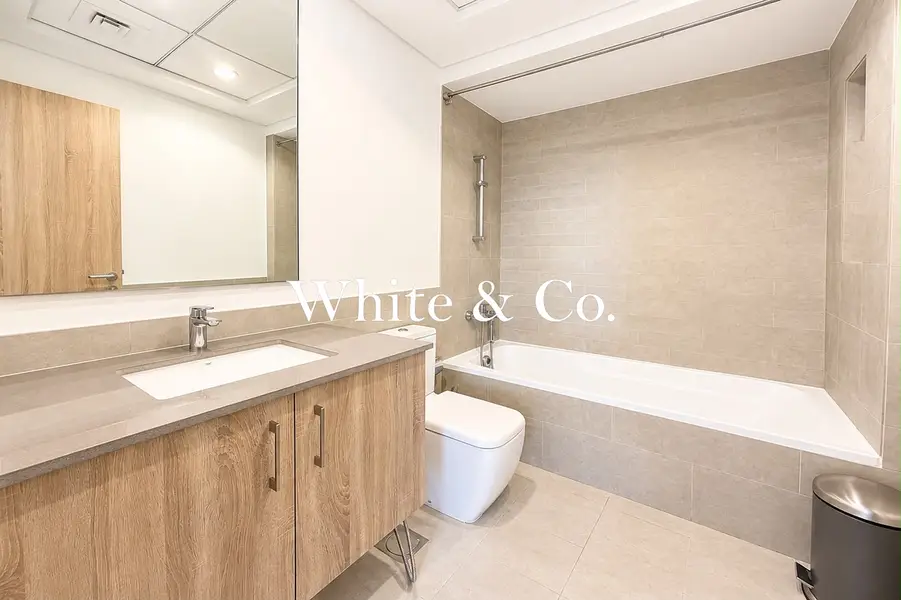 SPACIOUS CORNER UNIT| VACANT| 12 CHEQUES