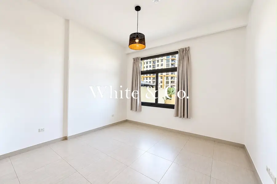SPACIOUS CORNER UNIT| VACANT| 12 CHEQUES