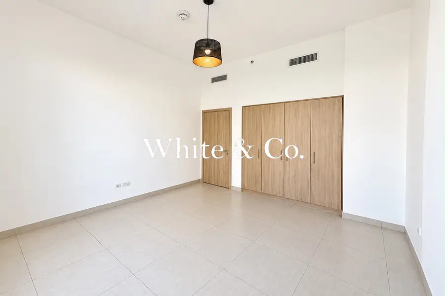 SPACIOUS CORNER UNIT| VACANT| 12 CHEQUES