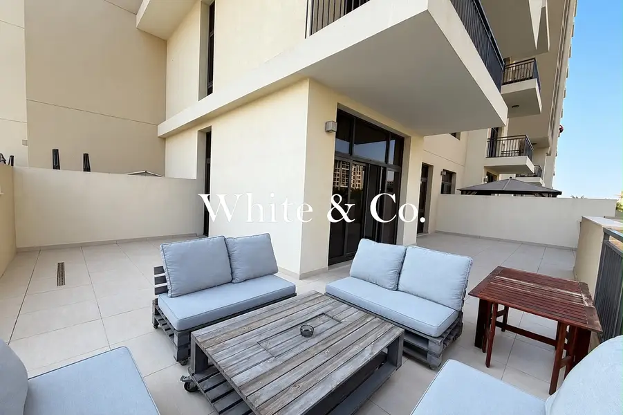 SPACIOUS CORNER UNIT| VACANT| 12 CHEQUES