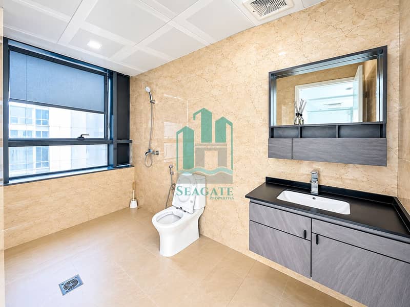 10 Bright Modern Beige Marble Bathroom. png