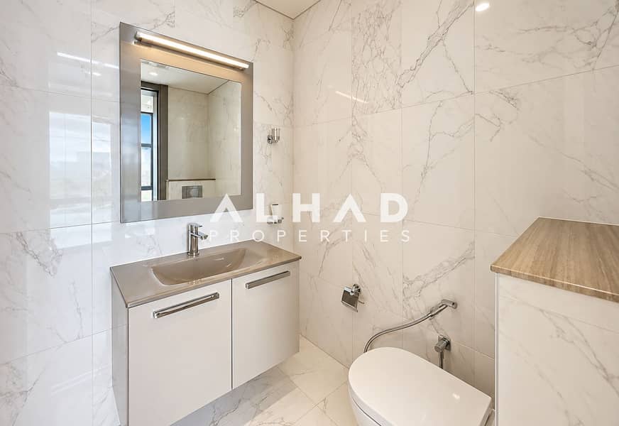 11 Minimalist Marble Bathroom Retreat. png