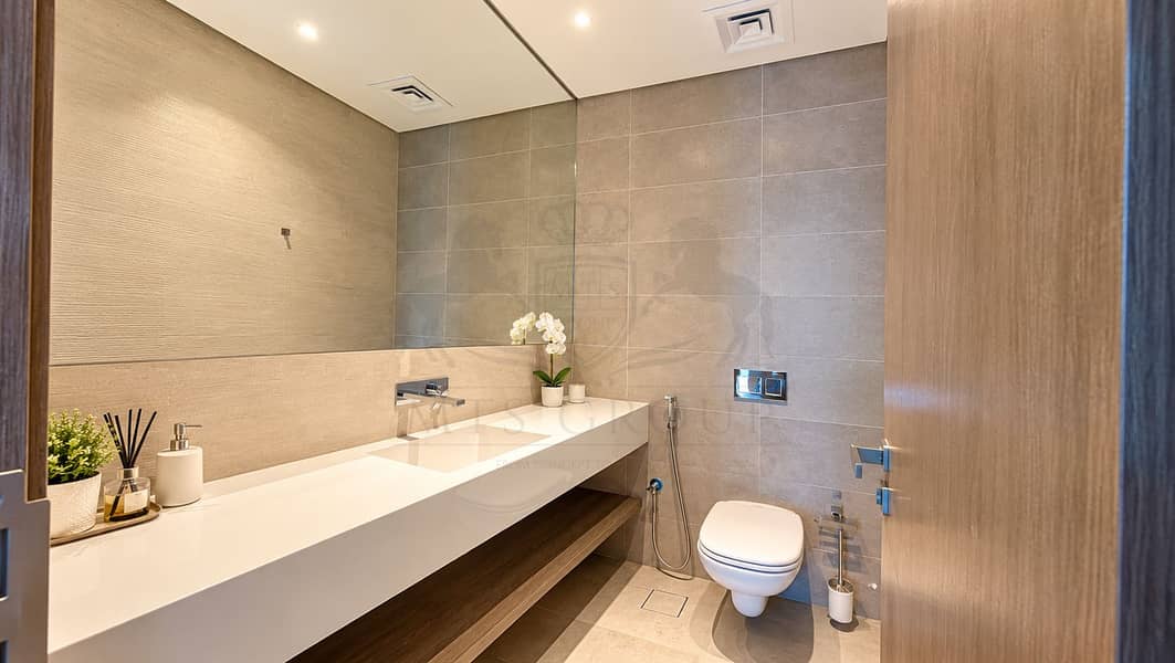 10 Modern Beige-Tiled Bathroom Interior. png