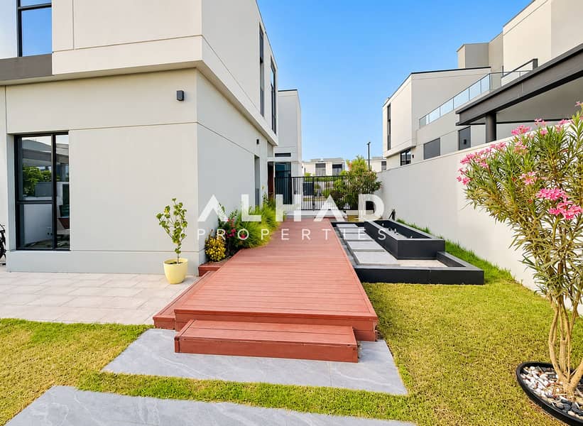 5 Modern Courtyard with Water Feature. png