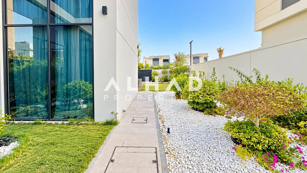 6 Modern Villa Garden Pathway. png