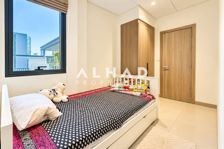 15 Cozy Modern Bedroom with Patterned Bedding. png