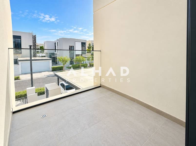20 Modern Balcony Overlooking Contemporary Homes. png