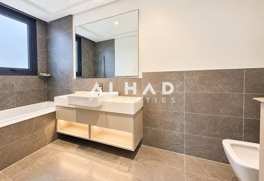 24 Modern Gray Marble Bathroom. png