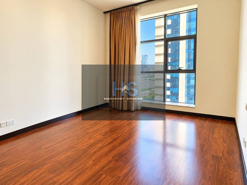 8 Modern Empty Room with City View. png