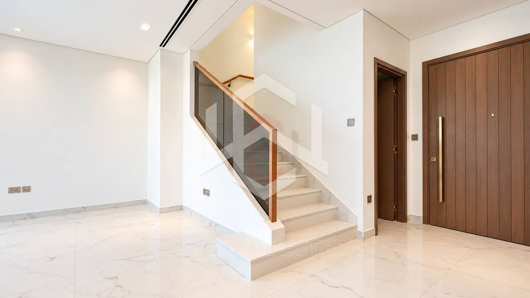 9 Spacious 5-BR+M Villa | Private Garden | Park View