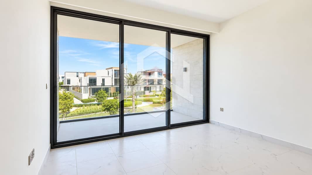 21 Spacious 5-BR+M Villa | Private Garden | Park View