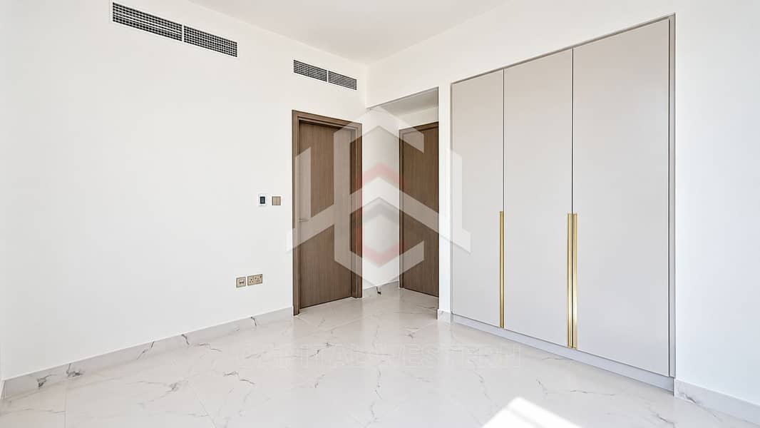 24 Spacious 5-BR+M Villa | Private Garden | Park View
