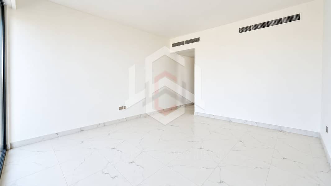 28 Spacious 5-BR+M Villa | Private Garden | Park View