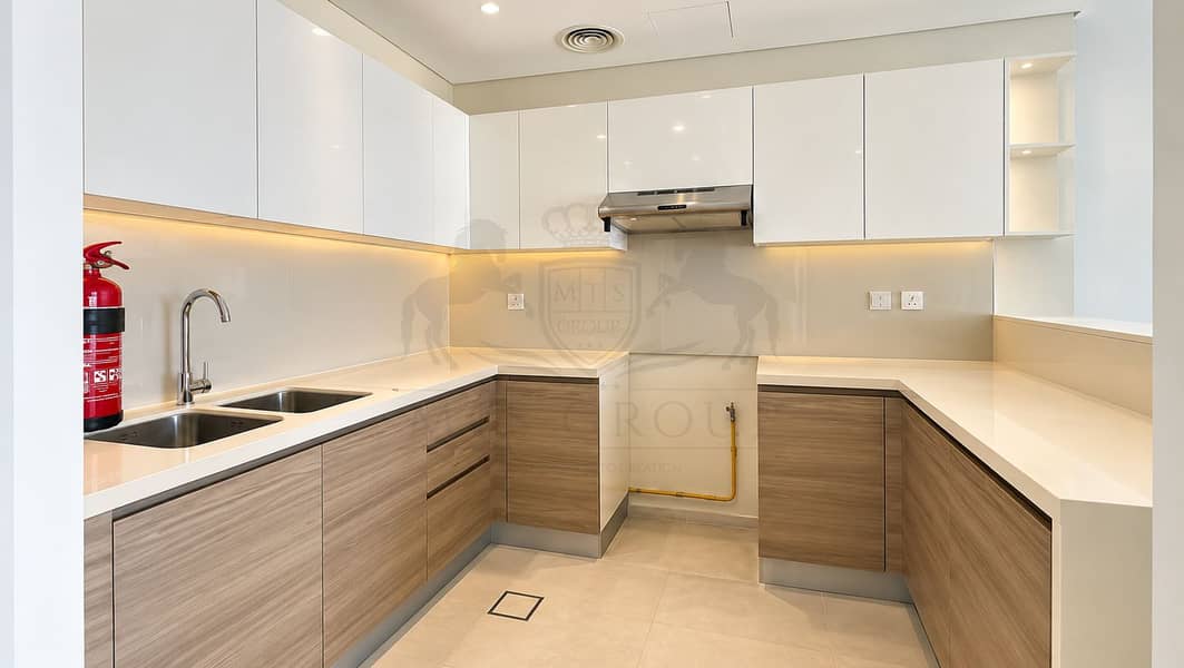 6 Modern Minimalist U-Shaped Kitchen. png
