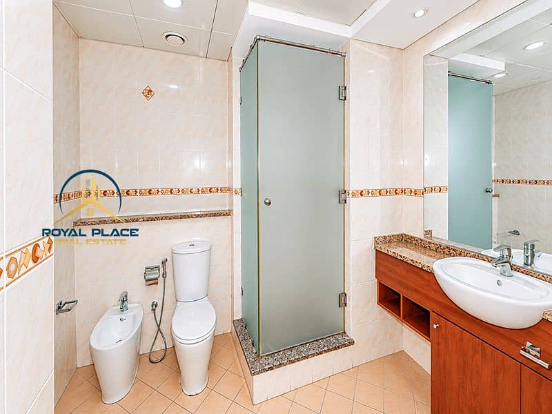 10 Bright Marble-Tiled Bathroom Retreat_11_11zon. png