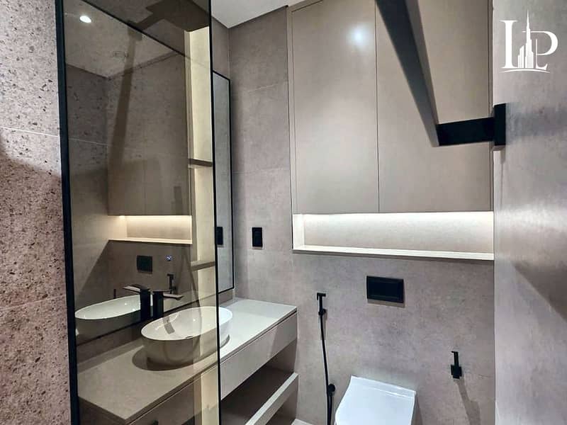 8 06_Bathroom. jpg