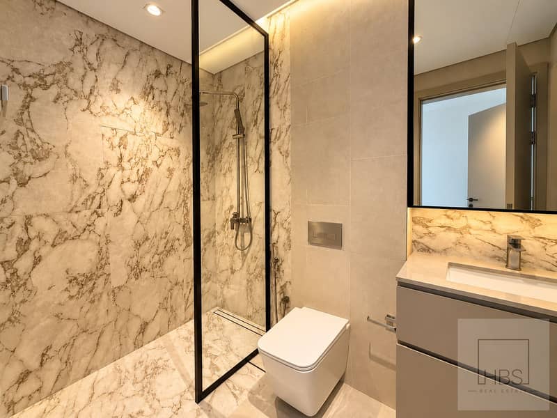 6 Luxurious Warm Marble Bathroom. png