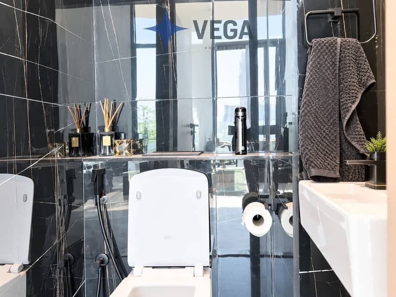 12 Luxurious Glossy Marble Bathroom. png