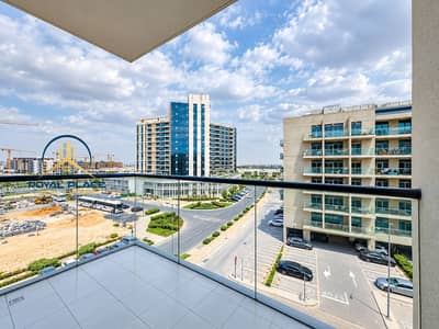 Appartement de 1 chambre à à louer à Dubai South, Dubai - Modern Balcony View of Urban Development. png