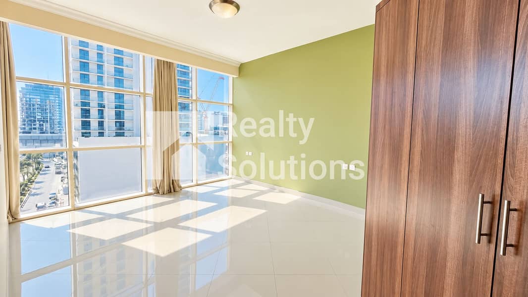 Sunlit Modern Room with Green Accent Wall. png Sunlit Modern Room with Green Accent Wall. png