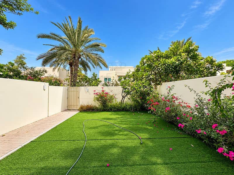 2 Bright Tropical Villa Backyard. png
