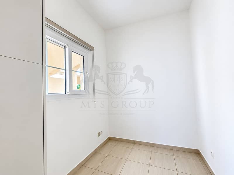 6 Bright Minimalist Empty Room. png