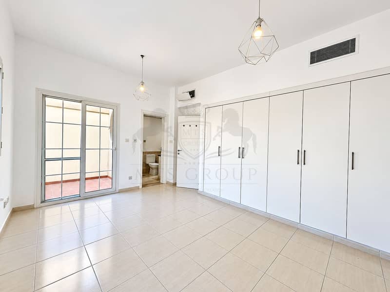 13 Bright Modern Room with Balcony and Wardrobe. png