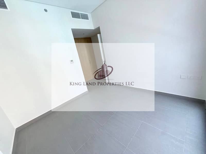 10 587d3872-7d85-4944-bd7a-a825e8700578. jpg