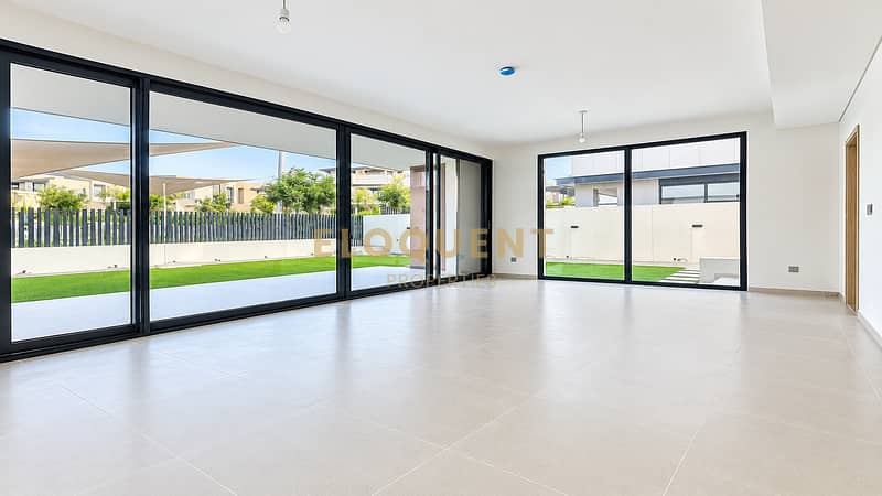 2 Bright Modern Indoor-Outdoor Living Space. png