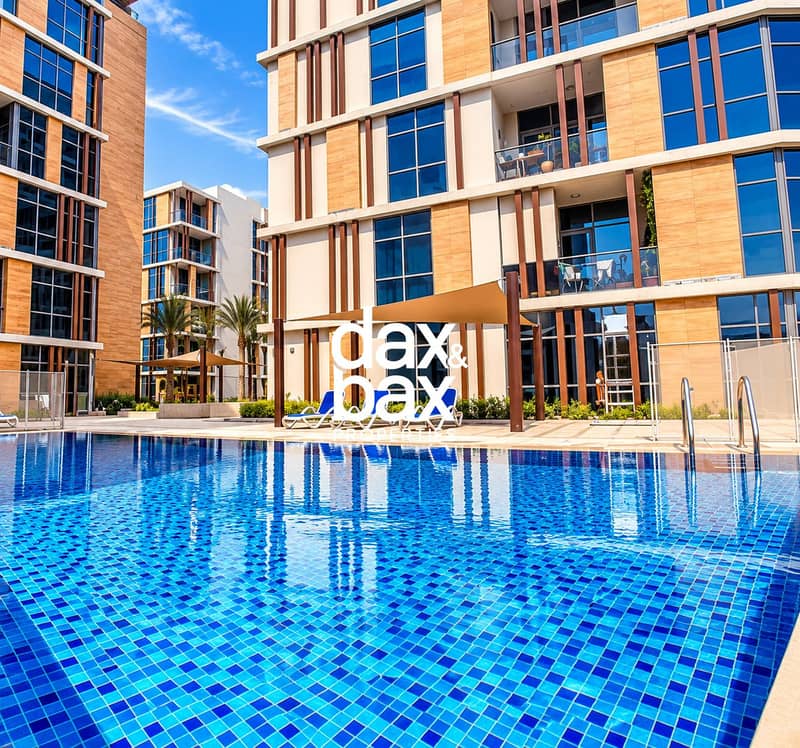 15 Sunny Modern Courtyard Pool. png