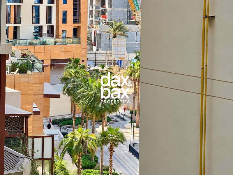 18 Upscale Courtyard Overlooking Construction. png