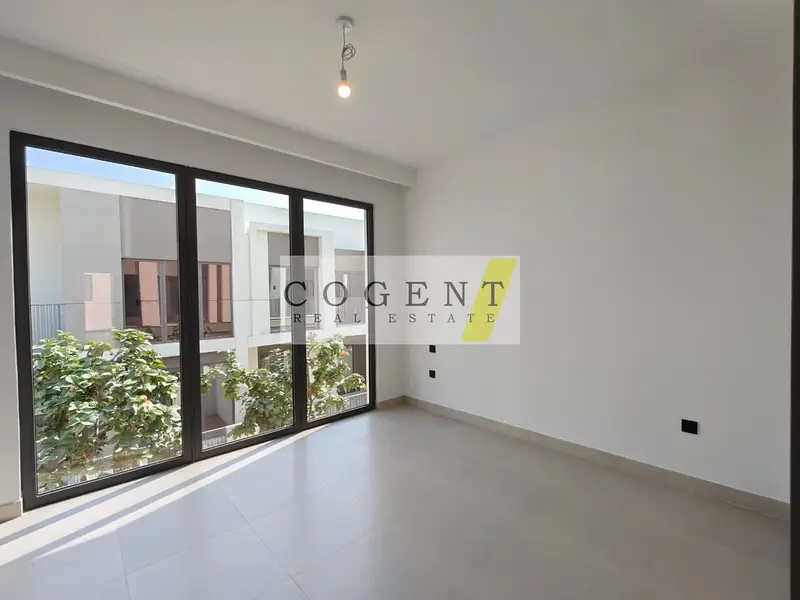 FULLY UPGRADED CORNER TOWNHOUSE - IDEAL FOR INVESTORS AND ENDS USERS