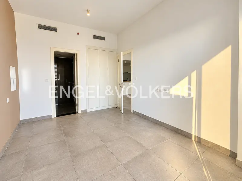 Unfurnished | Study | Vacant | Spacious