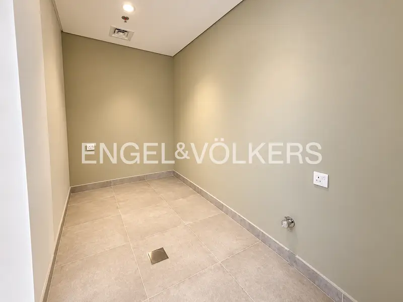 Unfurnished | Study | Vacant | Spacious