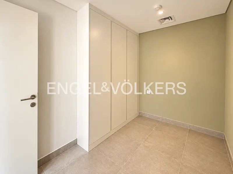 Unfurnished | Study | Vacant | Spacious