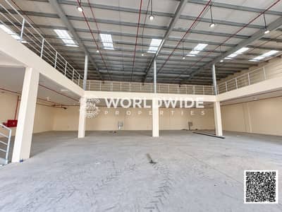 Warehouse de  à à louer à Al Jurf, Ajman - Industrial interior with mezzanine and QR code-3. png