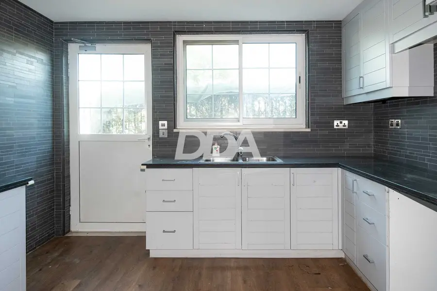 CORNER UNIT | SINGLE ROW | GREAT OPPORTUNITY