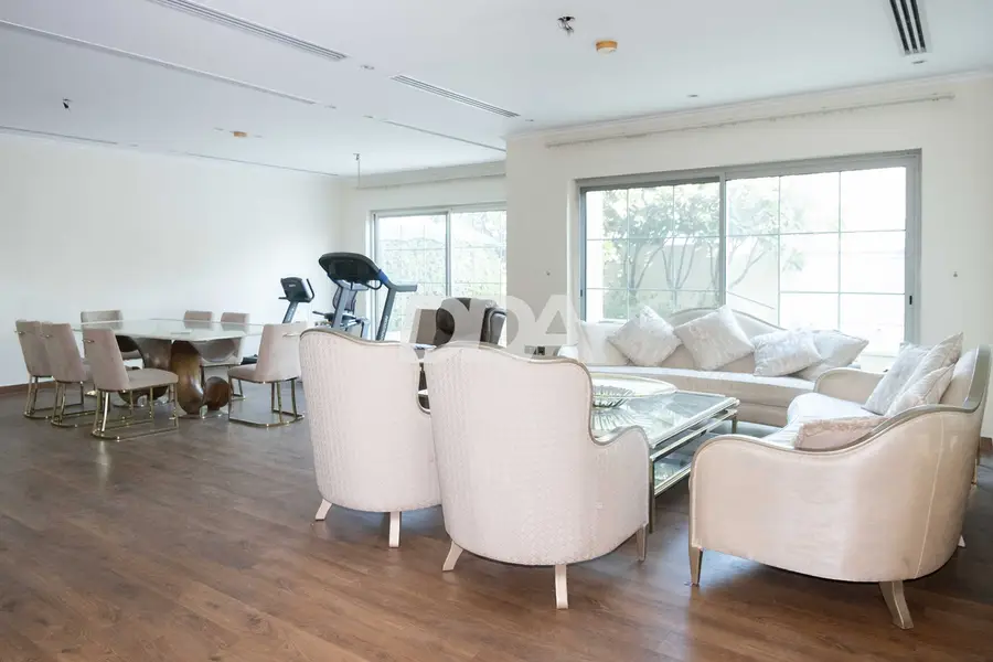 CORNER UNIT | SINGLE ROW | GREAT OPPORTUNITY