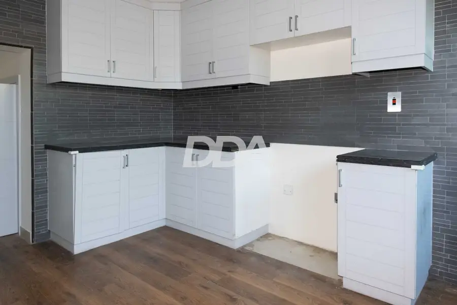 CORNER UNIT | SINGLE ROW | GREAT OPPORTUNITY