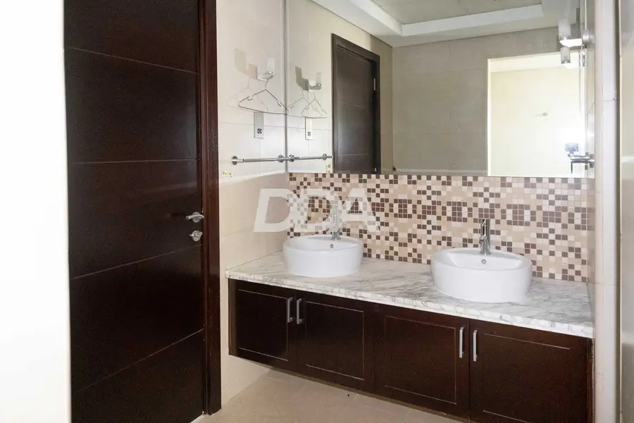 CORNER UNIT | SINGLE ROW | GREAT OPPORTUNITY