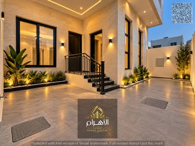 5 Slaapkamers Villa te Koop in Al Helio, Ajman - فناء فيلا عصرية بإضاءة دافئة. jpg