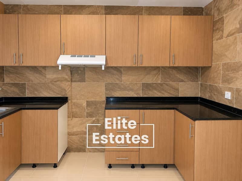 6 Modern Oak Kitchen with Stone Backsplash. png