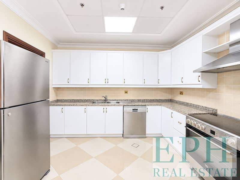19 Bright Modern U-Shaped Kitchen. png