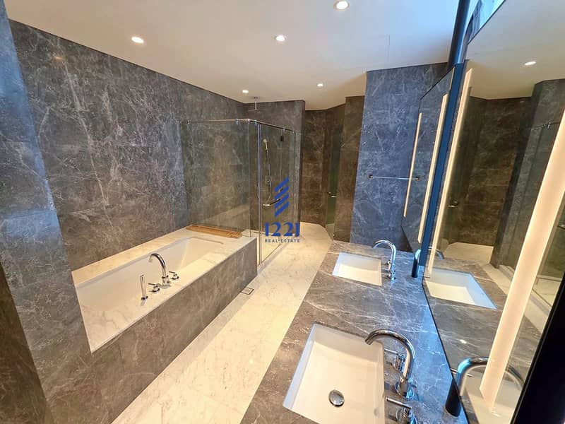 20 Opera Gd 6601 master_bath_tub_double_vanity_light_warm_1920x1440. jpg