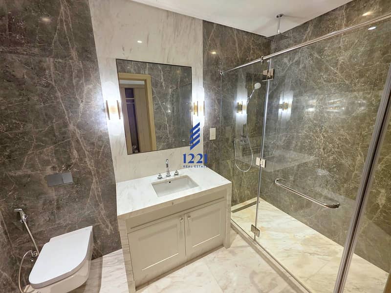 21 Opera Gd 6601 bathroom2_grey_marble_light_warm_1920x1440. jpg