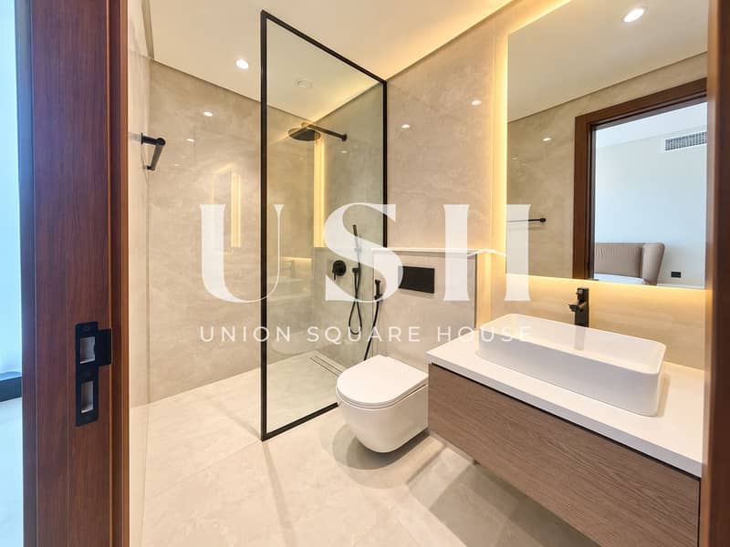 9 Modern Warm-Toned Luxury Bathroom. png