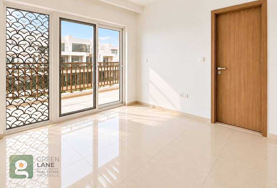 10 Minimal bedroom with balcony glazing-10. png