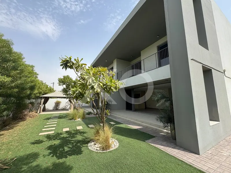 5-Bedroom Villa with Expansive Private Garden
