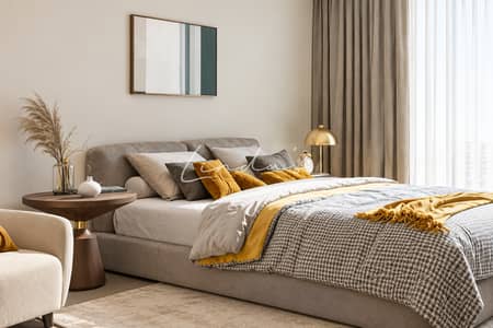 Appartement de 3 chambres à à vendre à Dubai Creek Harbour, Dubai - Modern Neutral Bedroomwith Mustard Accents Appartement de 3 chambres à à vendre à Dubai Creek Harbour, Dubai - Modern Neutral Bedroomwith Mustard Accents
