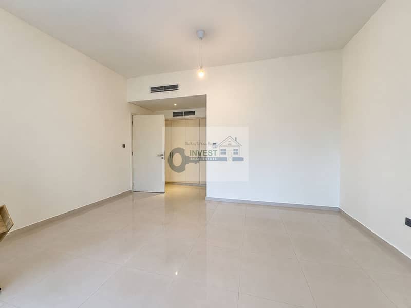 10 Minimalist Empty Room Interior. png